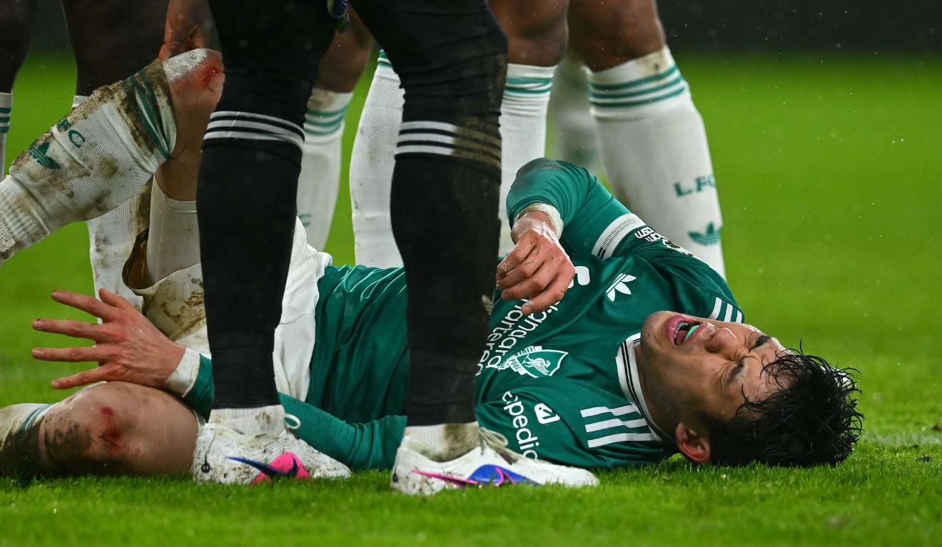 Cedera Wataru Endo Tambah Beban Arne Slot Jelang Laga Liverpool di Piala FA