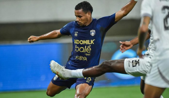 VAR, Gol Dianulir, dan Gol Aneh Warnai Kemenangan Arema di Markas Persita