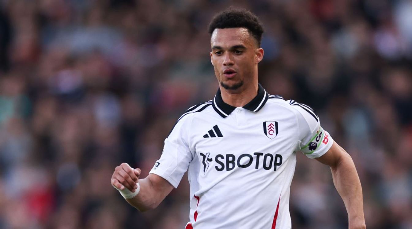 Bek Andalan Fulham Diburu Dua Raksasa Premier League, Termasuk Setan Merah!